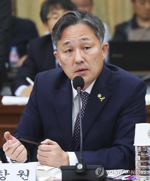 ▲ 사진=연합뉴스, 표창원 의원, 朴 대통령 나체 표현한 그림 '더러운 잠' 국회 전시해 당 윤리심판원 회부