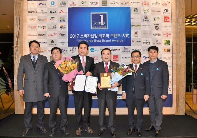 이성호 시장과 최상곤 경기북부상공회의소장이 23일 서울 힐튼호텔 그랜드볼룸에서 열린 2017년 소비자 선정 최고의 브랜드 대상 시상식에서 대상을 수상한 뒤 시 관계자들과 기념촬영을 하고 있다.(오른쪽 3번째 이성호 시장, 4번째 최상곤 회장)