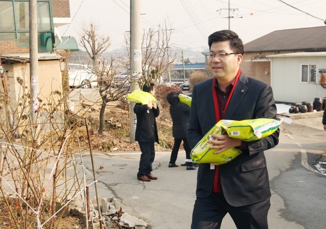 ▲ 공재광 평택시장 저소득층 위문