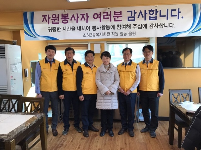▲ 광명세무서 직원들과 이언주 국회의원이 지난 23일 광명시 소하2동복지관을 방문해 어르신들에게 배식봉사와 위문품을 전달했다. 광명세무서 제공