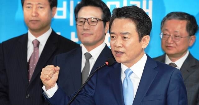 ▲ 남경필 경기지사가 25일 오전 서울 영등포구 여의도동 바른정당 중앙당사에서 일자리 창출과 대한민국 리빌딩 등을 강조하며 제19대 대통령 선거 출마를 선언하고 있다. 이날 출마선언 기자회견에는 바른정당 정병국 대표를 비롯한 당 지도부와 새누리당 나경원, 국민의당 이상돈 의원 등이 함께 했다. 오승현기자