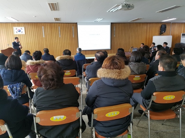 ▲ 25일 오후 신포동 주민센터에서 열린 ‘제2국제여객터미널 활용방안에 대한 간담회’에서 조충현 IPA 미래사업단장이 신포동 주민과 상인을 대상으로 터미널 활용방안에 대한 브리핑을 진행하고 있다. / 사진제공=인천항만공사