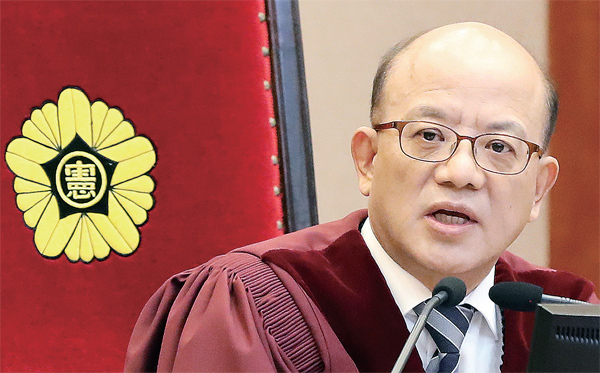 ▲ 박한철 헌법재판소장이 25일 오전 서울 종로구 재동 헌법재판소에서 열린 박근혜 대통령 탄핵심판 사건 9차 변론에서 관계자들의 출석을 확인하고 있다. 31일 퇴임을 앞둔 박 헌재소장은 이날 열리는 박근혜 대통령의 탄핵소추 심판 9차 증인신문을 마지막으로 재판관 업무를 마무리하게 된다. 연합뉴스