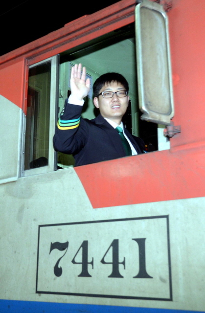 ▲ 설 연휴 기간 동안 열차를 운행하는 13년차 기관사 양재원씨가 25일 서울 용산역에서 장항선 익산행 열차 기관사석으로 향하던 중 귀성객들과 인사를 나누며 안전 운행을 다짐하고 있다. 전형민기자