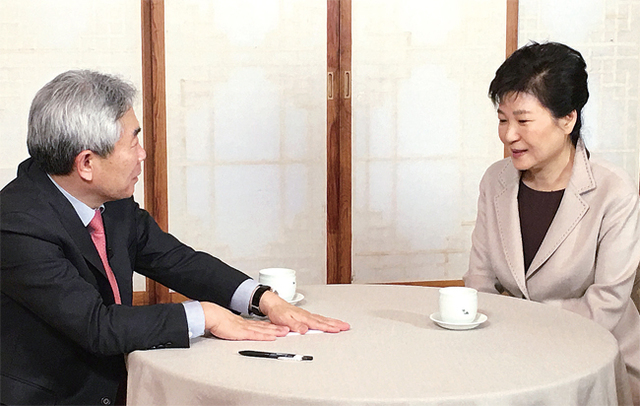 인터넷 방송과 인터뷰 하는 朴 대통령 박근혜 대통령이 25일 한국경제신문 정규재 주필이 운영하는 인터넷 방송 ‘정규재 TV’와 인터뷰를 하고 있다. 탄핵소추안 가결 이후 박 대통령이 특정 언론매체와 인터뷰를 한 것은 이번이 처음이다. 정규재TV 제공