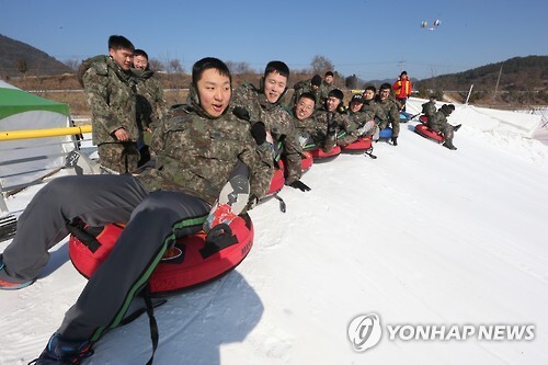 ▲ 3년 만에 부활한 제17회 인제 빙어축제가 펼쳐지는 남면 부평리 빙어호 일원에서 장병들이 일심동체 하나가 되어 눈썰매를 타고 있다.