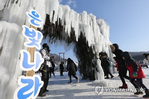▲ 인파로 북적이는 은빛 나라 [연합뉴스 자료 사진]