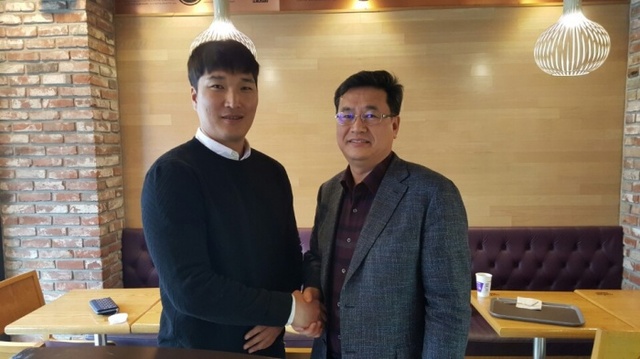 ▲ 프로야구 kt wiz가 26일 FA 이진영과 계약기간 2년, 총액 15억 원에 계약을 체결했다. kt wiz 제공
