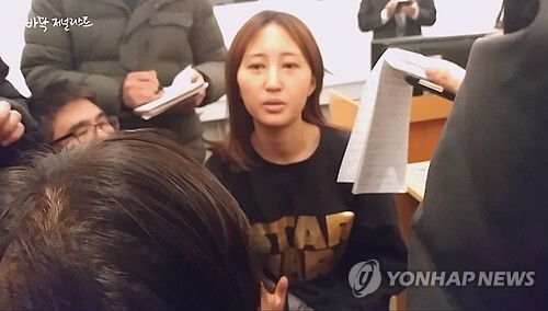 ▲ 한국 취재진과 인터뷰하는 정유라. 연합뉴스 제공