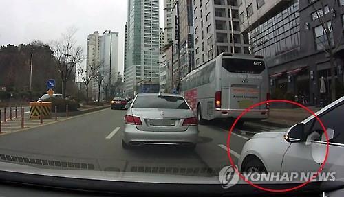 ▲ 고의로 사고내는 차량(빨간 원). 기사와 관련없음. 연합뉴스 제공