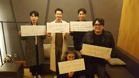 ▲ '더 킹' 제작진 300만 돌파 인증샷. 뉴 제공=연합뉴스