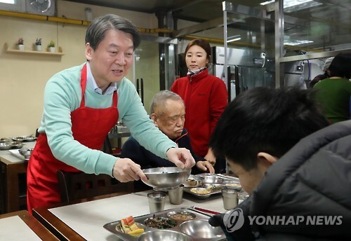 ▲ 국민의당 안철수 전 대표가 28일 설을 맞아 서울 노원구 홍파복지관을 찾아 지역 어르신들께 떡국을 배식하고 있다.  /연합