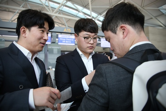 ▲ kt wiz 선수들이 31일 인천공항에서 출국 수속을 하고 있다. kt wiz 제공