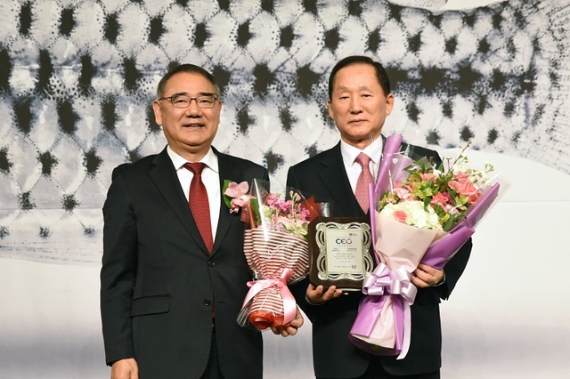 ▲ 이기우 인천재능대 총장(오른쪽)이 2년연속 영향력있는 CEO로 선정된 뒤 기념촬영을 하고 있다