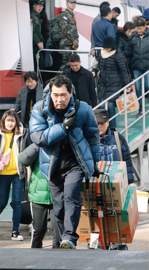 ▲ 31일 오후 인천시 중구 인천항 연안여객터미널에 도착한 연평도∼인천 항로 여객선에서 귀경객들이 고향의 선물을 들고 하선하고 있다. 이날 귀경객들은 설 연휴 마지막 날인 전날 풍랑주의보로 여객선 운항이 중단되면서 뒤늦게 섬에서 빠져 나왔다. 장용준기자