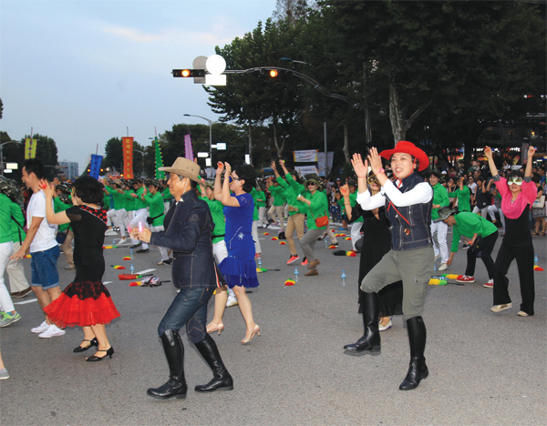 2016년 9월을 뜨겁게 달군 과천누리마축제 폐막식에 참가한 신계용 시장이 빨간색 카우보이 모자를 멋스럽게 눌러 쓴 채 퍼포먼스를 시민들과 함께 펴고 있다