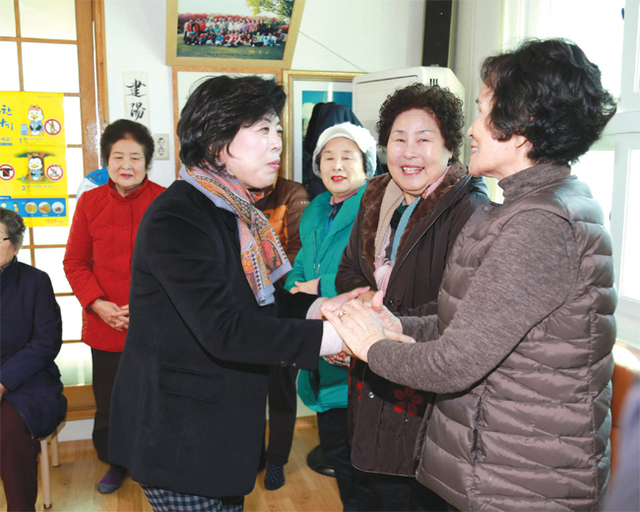 1월11일 새해벽두부터 민생행보를 펼친 신계용 시장. 남태령 경로당을 방문해 새해인사를 나누며 어르신의 건강 및 관계자의 노고를 격려하고 있다.