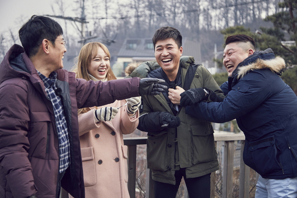 ▲ JTBC '한끼줍쇼' 연희동 찾은 김종민, 아이오아이 전소미 집에서 한끼 성공할까
