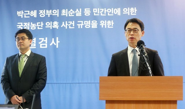  ''최순실 게이트''와 박근혜 대통령의 비위 의혹을 수사중인 박영수 특별검사팀 대변인 이규철 특검보가 6일 오후 서울 강남구 대치동 특검 기자실에서 열린 브리핑에서 취재진의 질문에 답하고 있다. /연합뉴스