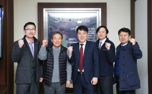 김영신 경기지방중소기업청장(왼쪽 세번째)이 6일 취임식 이후 첫 현장 행보로 용인시 처인구 ㈜산청을 방문해 관계자들과 파이팅을 외치고 있다. 경기지방중소기업청 제공   