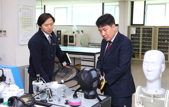 김영신 경기지방중소기업청장(오른쪽)이 6일 취임식 이후 첫 현장 행보로 용인시 처인구 ㈜산청을 방문해 현장을 살펴보고 있다.  경기지방중소기업청 제공  
