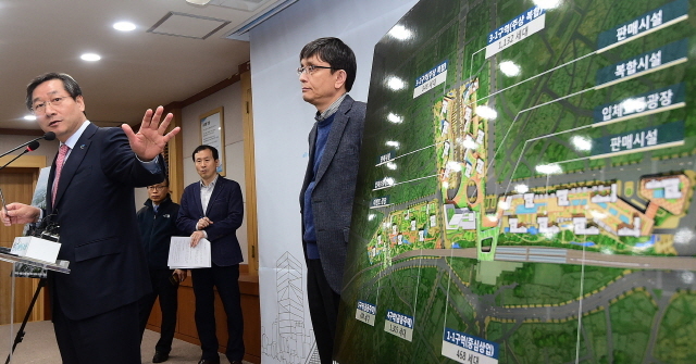 ▲ 6일 오전 인천시 동구 송현동 동인천 뉴스테이 공급 촉진지구 개발계획 발표회가 열린 인천시청 영상회의실에서 유정복 인천시장이 이종호 도시계획국장과 함께 '동인천 르네상스 프로젝트' 추진계획을 발표하고 있다. 장용준기자