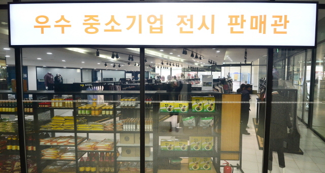  개성공단이 폐쇄된지 1년이 지났으나 여전히 불투명한 앞날에 입주 기업인들의 한숨이 깊어지고 있다. 6일 ‘개성공단 평화누리 명품관’에서 이름을 바꿔 운영중인 고양시 킨텍스 내 ‘우수 중소기업 전시 판매관’에 재고가 얼마 남지 않은 개성공단 생산품과 기업 생존을 위해 수입한 상품들이 함께 판매되고 있다. 오승현기자