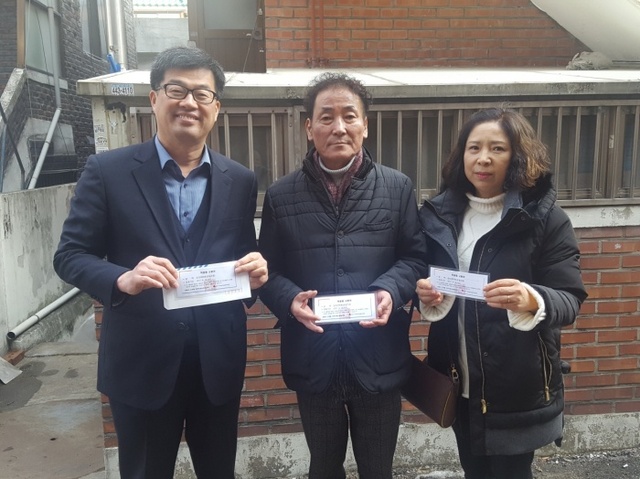 ▲ 의왕시 고천동지역사회복지협의체, 학용품쿠폰전달-1