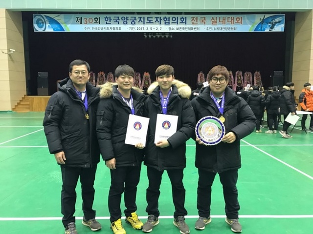 ▲ 7일 충북 보은국민체육센터에서 열린 제30회 전국실내양궁대회 남자 일반부에서 개인전과 단체전을 석권한 코오롱엑스텐보이즈 선수단. 왼쪽부터 이창환, 이승윤, 이우석, 신재훈.코오롱 제공