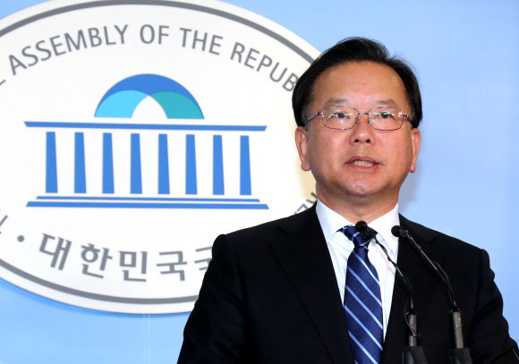 ▲ 사진=연합뉴스, 김부겸 더불어민주당 의원, 대선 불출마 선언…민주당 경선 3자 구도