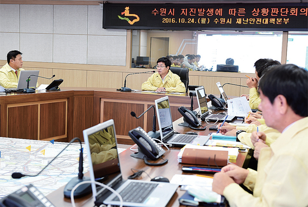 관측 역사상 처음으로 수원에서 지진이 발생한 지난해 10월24일 염태영 수원시장이 비상대책회의를 진행하는 모습. 수원시 제공