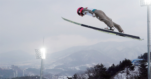지난 5일 강원도 평창 알펜시아 올림픽 스키점프센터에서 테스트 이벤트로 열린 2 017 FIS 노르딕 복합월드컵 개인전 스키점프 본선 연습 에서 한국의 박제언이 비행하고 있다. 연합뉴스
