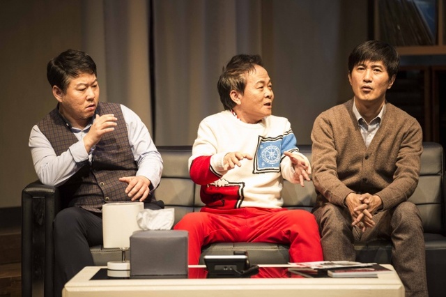 ▲ 2016 연극 우리의 여자들_1막_자초지종을 설명하는 시몽(우현), 듣는 폴(안내상), 막스(김광식)-2 (C)수현재컴퍼니