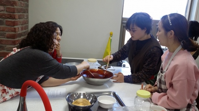 ▲ 체험행사에 참가한 주민들이 송도보건지소에서 저염저당 장류를 직접 담가보고 있다