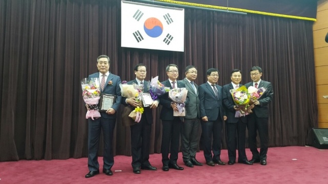 ▲ 의왕농협 김호영 조합장 수상(맨 왼쪽)