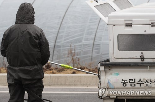 ▲ 지난 8일 오후 구제역 확진 판정이 내려진 전북 정읍시 산내면 한 한우농장 인근에서 방역당국 관계자들이 차량을 소독 하고 있다. [연합뉴스 자료사진]