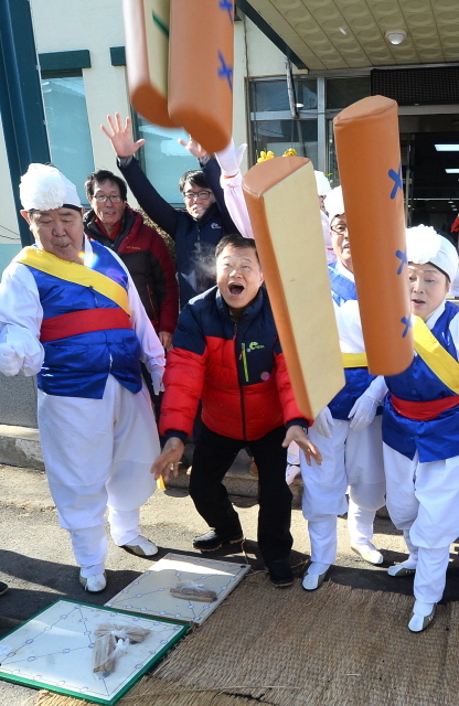 ▲ 정월대보름을 이틀앞둔 9일 오전 인천시 동구 금창동 주민자치센터 앞에서 주민들과 풍물패들이 신명나는 모습으로 풍년을 기원하는 윷놀이를 하고 있다.장용준기자
