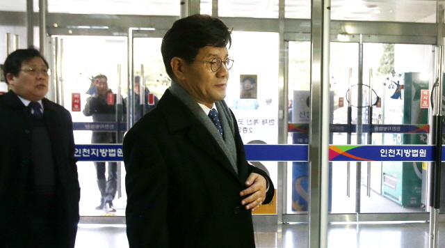 ▲ 억대 뇌물과 불법 정치자금 수수 혐의 등으로 불구속 기소된 이청연 인천시교육감이 9일 오후 1심 선고공판에 참석하기 위해 인천시 남구 학익동 인천지방법원에 들어서고 있다. 장용준기자