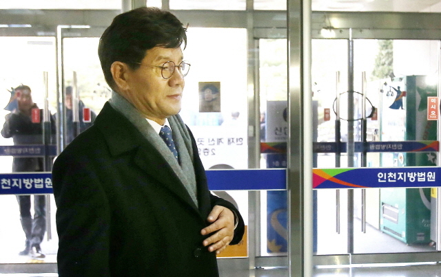 ▲ 억대 뇌물과 불법 정치자금 수수 혐의 등으로 불구속 기소된 이청연 인천시교육감이 9일 오후 1심 선고공판에 참석하기 위해 인천시 남구 학익동 인천지방법원에 들어서고 있다. 장용준기자