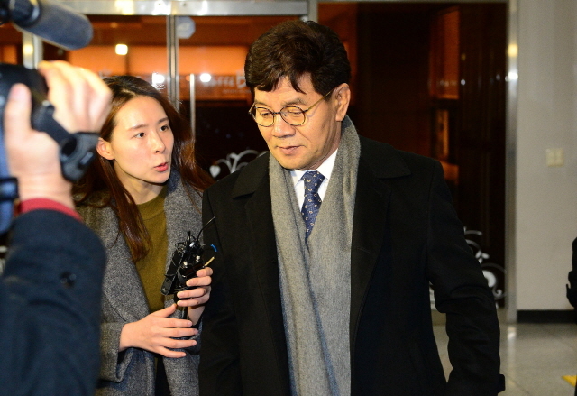 ▲ 억대 뇌물과 불법 정치자금 수수 혐의 등으로 불구속 기소된 이청연 인천시교육감이 9일 오후 1심 선고공판에 참석하기 위해 인천시 남구 학익동 인천지방법원에 들어서고 있다. 장용준기자