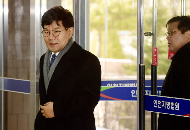 ▲ 억대 뇌물과 불법 정치자금 수수 혐의 등으로 불구속 기소된 이청연 인천시교육감이 9일 오후 1심 선고공판에 참석하기 위해 인천시 남구 학익동 인천지방법원에 들어서고 있다. 장용준기자