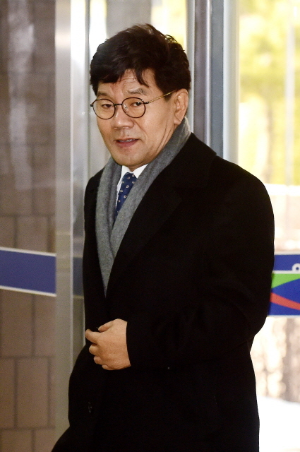 ▲ 억대 뇌물과 불법 정치자금 수수 혐의 등으로 불구속 기소된 이청연 인천시교육감이 9일 오후 1심 선고공판에 참석하기 위해 인천시 남구 학익동 인천지방법원에 들어서고 있다. 장용준기자