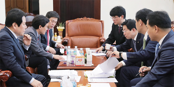 ▲ 9일 오전 국회 운영위원장실에서 4당 원내수석과 상임위간사가 법제사법위원회와 환경노동위원회 관련 법안을 논의하고 있다. 연합뉴스