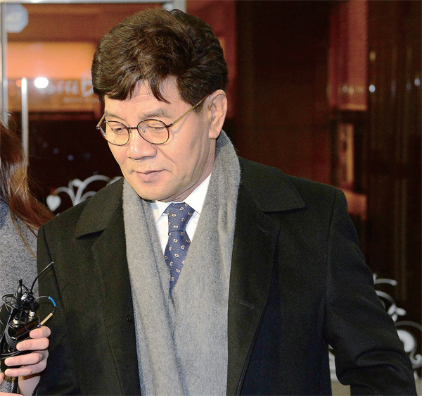 ▲ 법정 들어서는 이청연 교육감 억대 뇌물과 불법 정치자금 수수 혐의 등으로 불구속 기소된 이청연 인천시교육감이 9일 오후 1심 선고공판에 참석하기 위해 인천시 남구 학익동 인천지방법원에 들어서고 있다. 장용준기자