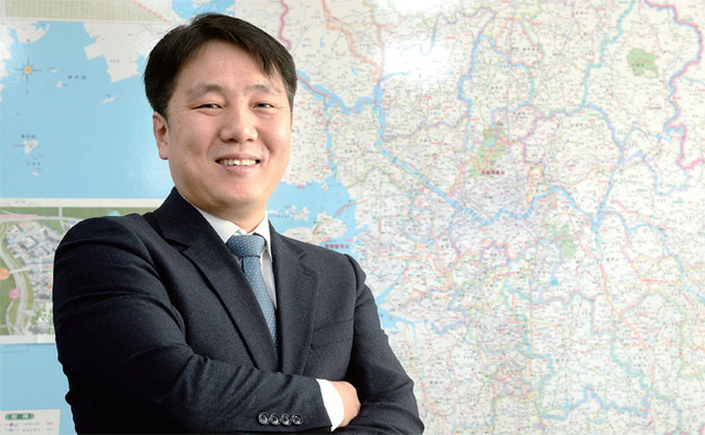 ▲ 김영신 경기지방중소기업청장이 10일 경기중기청 집무실에서 인터뷰를 마치고 나서 포즈를 취하고 있다. 김 청장은 “수출환경과 내수 모두 녹록지 않지만, 위기가 오히려 기회로 작용할 수 있다”며 “경기도 기업인들과 함께 소통하며 정책이 현장에 잘 반영되도록 하겠다”고 강조했다. 전형민기자