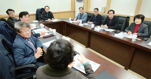 ▲ 경기일보 2월 독자권익위원회의가 열린 8일 수원시 본사 소회의실에서 위원들이 지난달 본보 지면 편집에 대해 평가하고 있다. 김시범기자