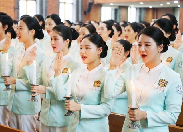 ▲ 2017년 제 57회 간호사 국가고시에서 응시생 157명 중 156명이 합격한 경인여대 간호학과 학생들이 선서를 하고 있다