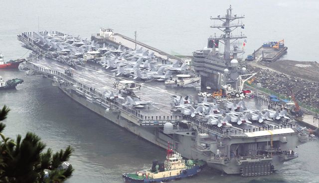 미국의 니미츠급 핵추진 항공모함인 로널드 레이건호(CVN-76·10만4천200t급)가 해군 부산기지에 입항하고 있다. 항모는 축구장 3개 넓이인 1천800㎡의 갑판에 슈퍼호넷(F/A-18) 전투기, 전자전기(EA-6B), 공중조기경보기(E-2C)를 비롯한 각종 항공기 80여 대를 탑재하고 있다. /본보 DB