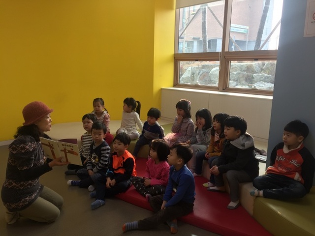 ▲ 광명시 소하도서관은 지역내 어린이집과 유치원 원아를 대상으로 어린이 견학 프로그램인 '얘들아, 도서관 가자!'를 운영한다. 광명시 제공