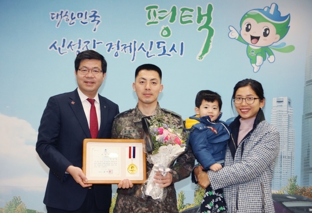 ▲ 교통사고현장 인명구조 기여한 박철륜상사 모범시민 평택시장  표창